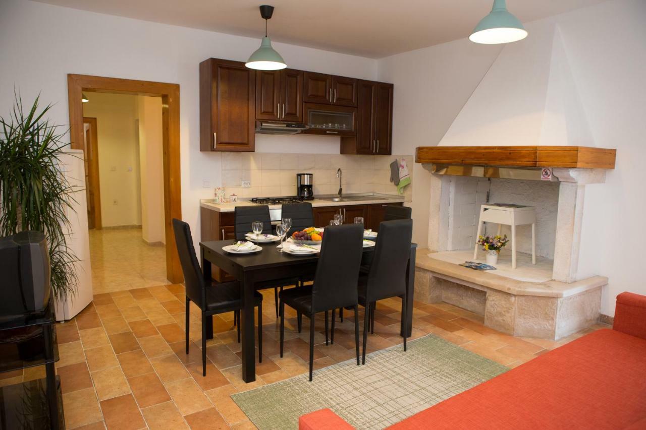 Ferienwohnung Apartman Girasol Pula Exterior foto