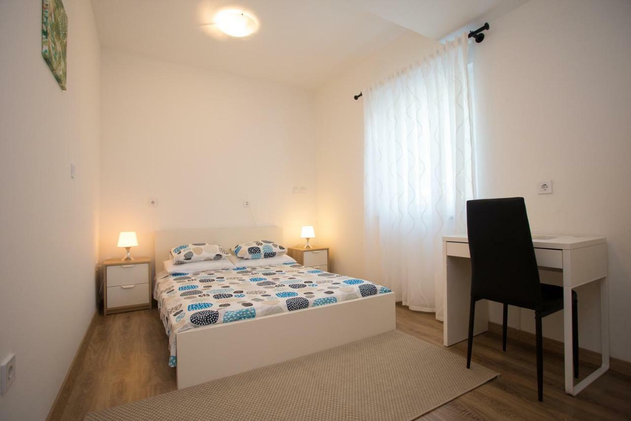 Ferienwohnung Apartman Girasol Pula Exterior foto