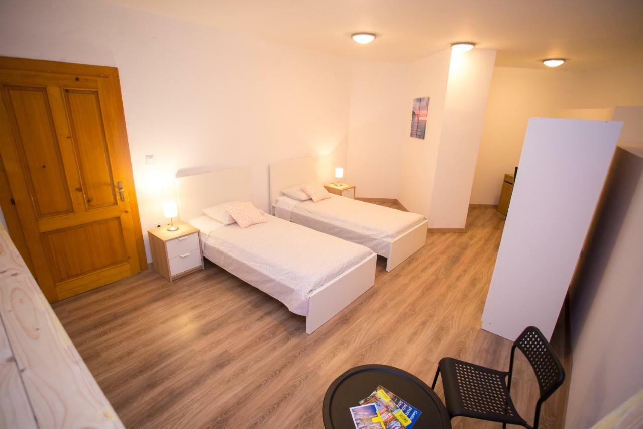 Ferienwohnung Apartman Girasol Pula Exterior foto